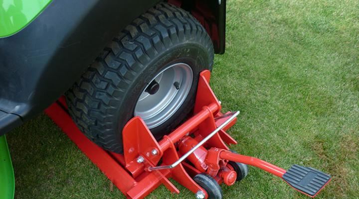 Ride on mower lift hotsell